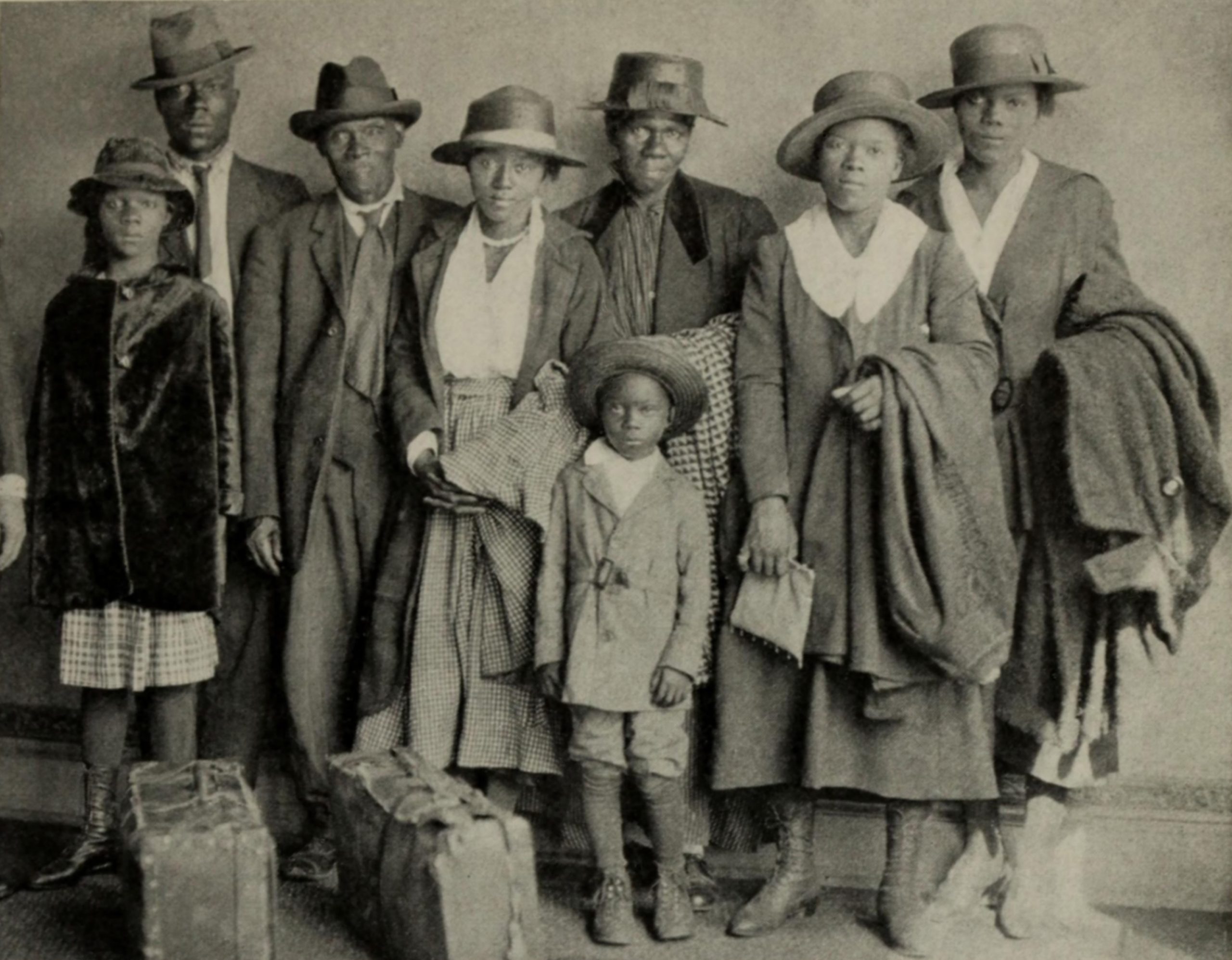 african-american-extended-family-arriving-in-chicago-from-the-rural